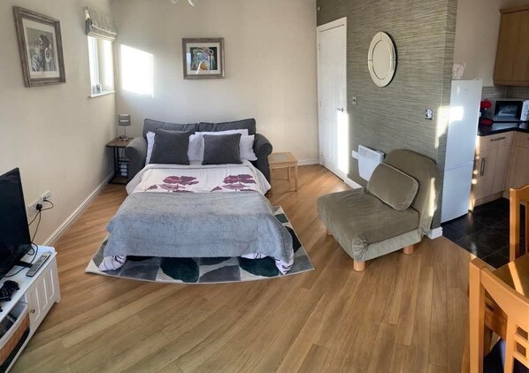3 bedrooms, desk, iron/ironing board, travel cot