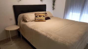 2 slaapkamers, een strijkplank/strijkijzer, wifi, beddengoed