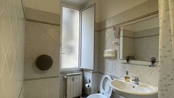 Dormitorio compartido básico | Baño