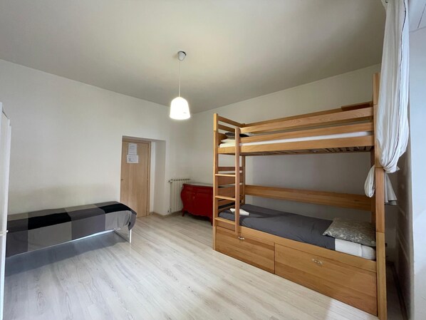 Basic-svefnskáli - svefnsalur fyrir bæði kyn | Öryggishólf í herbergi, ókeypis þráðlaus nettenging, rúmföt