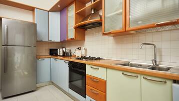 Kühlschrank, Mikrowelle, Ofen, Herdplatte