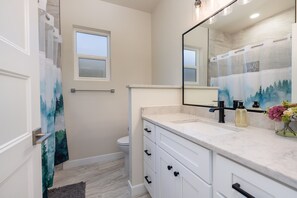 Hair dryer, towels, soap, toilet paper - Modern Grand Junction Getaway Near Wineries, Hiking Trails and National Monument (Grand Junction)