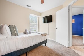 3 Schlafzimmer, Schreibtisch, Bügeleisen/Bügelbrett, Reisekinderbett