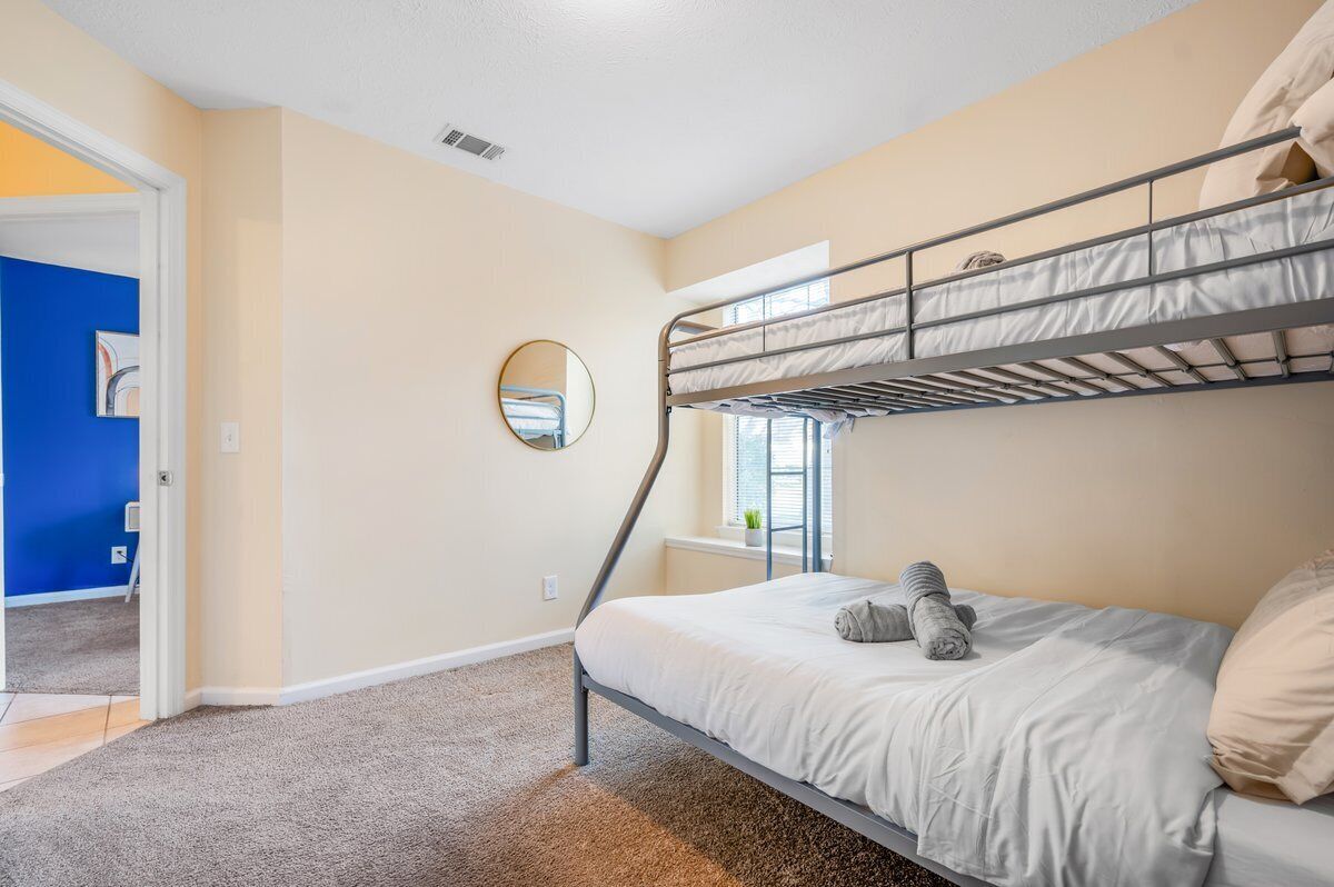 3 habitaciones, escritorio y tabla de planchar con plancha 