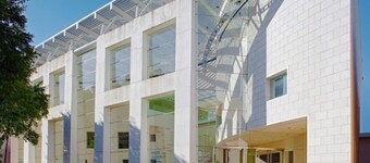 75"TV - King Bed + Large Yard - Spacious & No Stairs