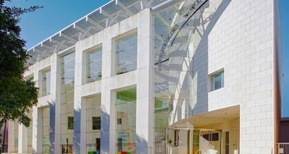 75"TV - King Bed + Large Yard - Spacious & No Stairs