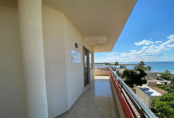 A balcony with a view of the sea and a bridge. - Villa Odetta - Penthouse Apartment, an oasis on the Salento coast between two nature reserves (Torre Colimena)