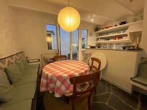 Smart TV, DVD player, books, video library - Modern comfortable house in the historic center (Cadaqués)