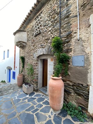 Exterior detail - Modern comfortable house in the historic center (Cadaqués)