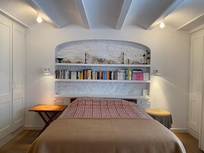 3 bedrooms, desk, iron/ironing board, WiFi