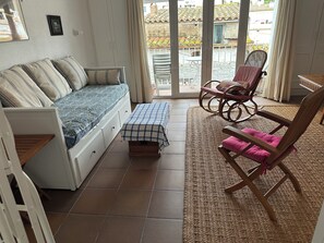 Smart TV, DVD player, livros, videoteca