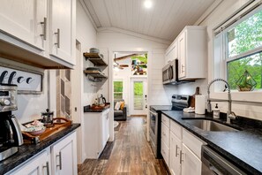 Kjøleskap, mikrobølgeovn, ovn og kokeplater