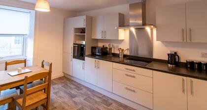 Pass the Keys | Bright & Modern Flat | 3Bd + 3Bath | Contractors!