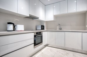 Kühlschrank, Mikrowelle, Ofen, Geschirrspüler