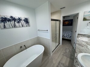 Douche, sèche-cheveux, serviettes fournies, savon