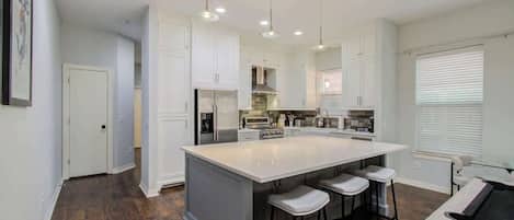 Microonde, forno, piano cottura, pentole/stoviglie/utensili