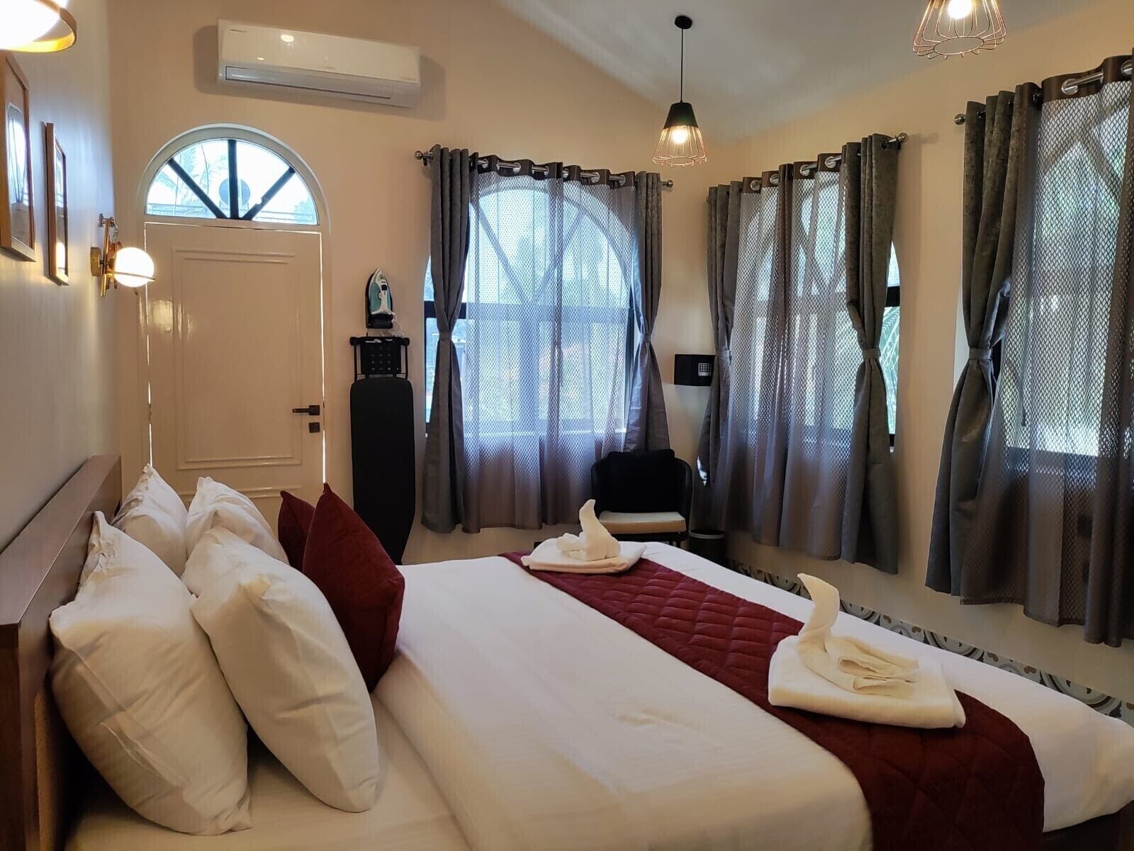 4 bedrooms, iron/ironing board, WiFi, bed sheets