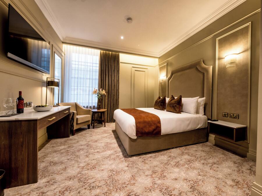 Een kluis op de kamer, een bureau, geluiddichte muren