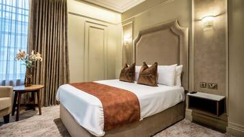 Värdeförvaringsskåp på rummet, skrivbord och ljudisolering