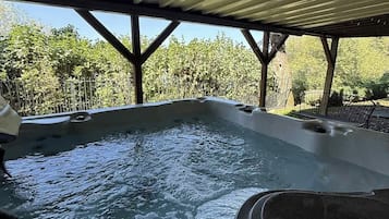 Tina de hidromasaje al aire libre