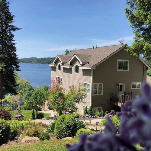 Waterfront home sleeps 21 with dock and game room