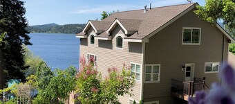 Lakefront Paradise-Sleeps 21+, Dock, Hot Tub, Games, Kayaks, Playground & more!