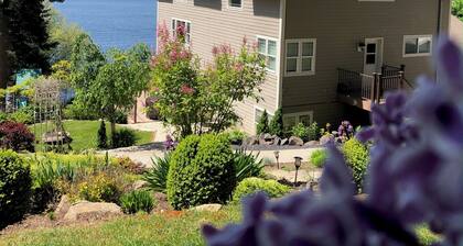 Lakefront Paradise-Sleeps 21+, Dock, Hot Tub, Games, Kayaks, Playground & more!