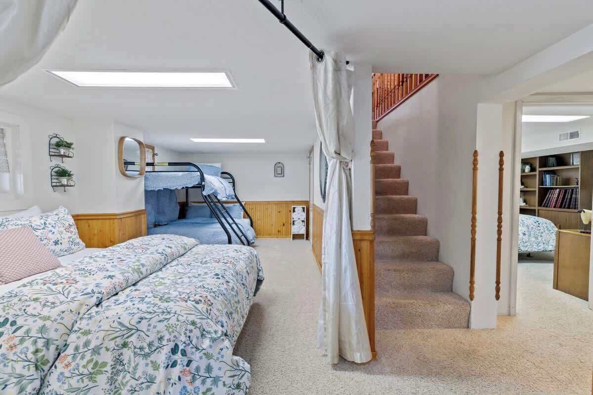 6 bedrooms, desk, iron/ironing board, travel crib