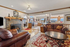 Una Smart TV, una chimenea, un reproductor de DVD, un futbolín