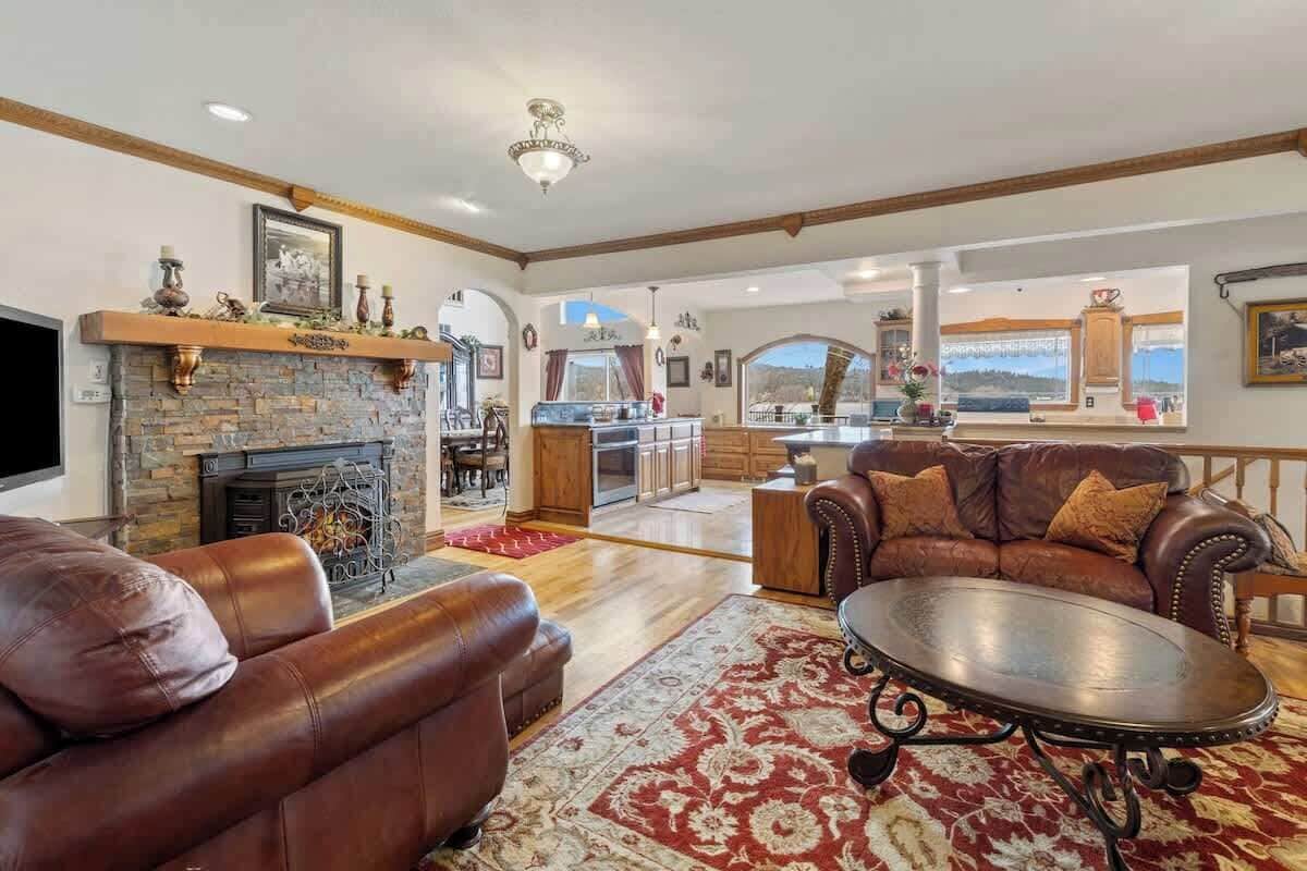 Smart TV, chimenea, reproductor de DVD y futbolito 