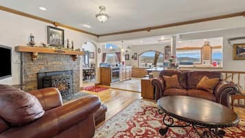 Smart TV, chimenea, reproductor de DVD y futbolito