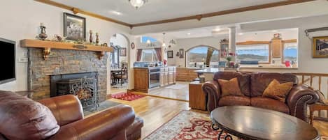 Smart TV, chimenea, reproductor de DVD y futbolito