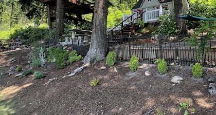 Lakefront Paradise-Sleeps 21+, Dock, Hot Tub, Games, Kayaks, Playground & more!