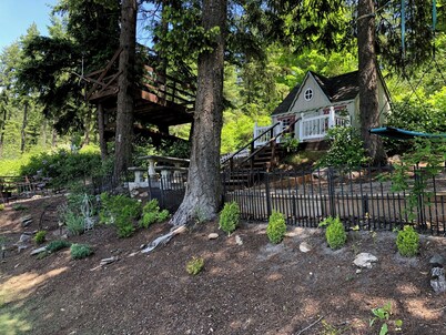 Lakefront Paradise-Sleeps 21+, Dock, Hot Tub, Games, Kayaks, Playground & more!