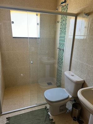 Habitación básica doble, lanai, vista al jardín | Baño | Papel de baño