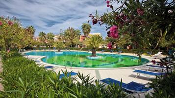 Una piscina al aire libre de temporada