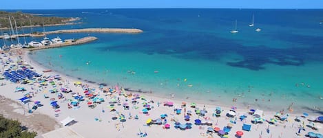NĂ€ra stranden och vit sandstrand