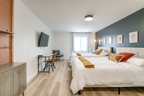 1 slaapkamer, een bureau, beddengoed