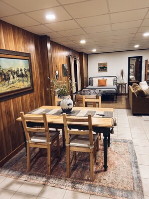 4 dormitorios, tabla de planchar con plancha, ropa de cama