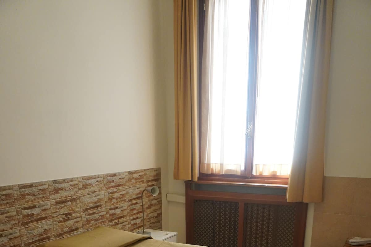 Chambre Simple Standard | Bureau, espace de travail pour ordinateur portable, Wi-Fi gratuit