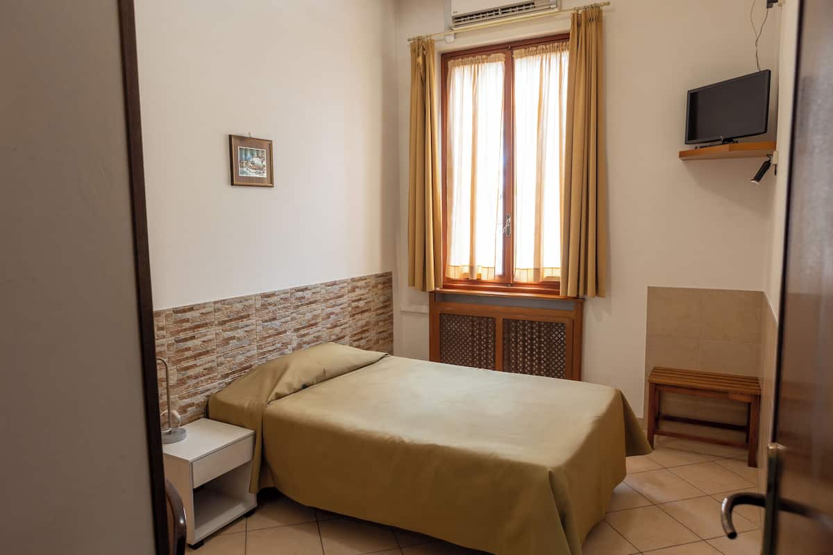 Desk, laptop workspace, free WiFi