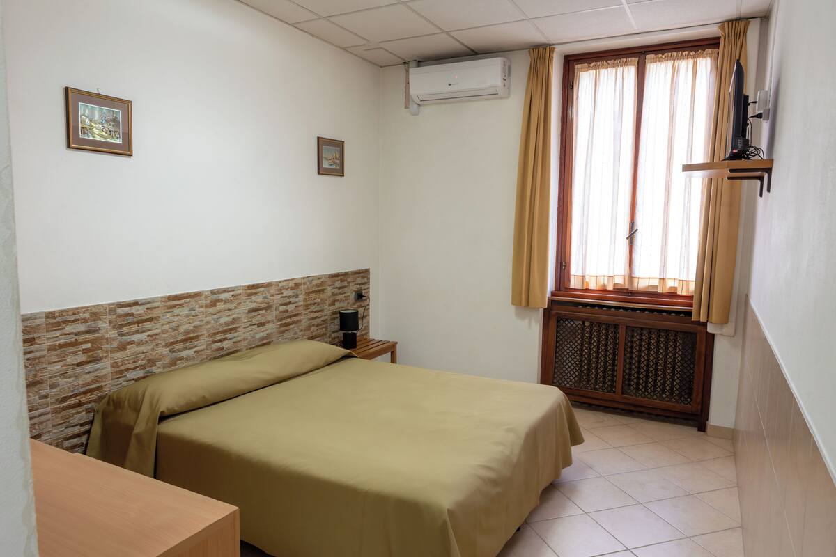 Desk, laptop workspace, free WiFi