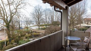 Deluxe tweepersoonskamer, balkon | Een bureau, een laptopwerkplek, gratis wifi