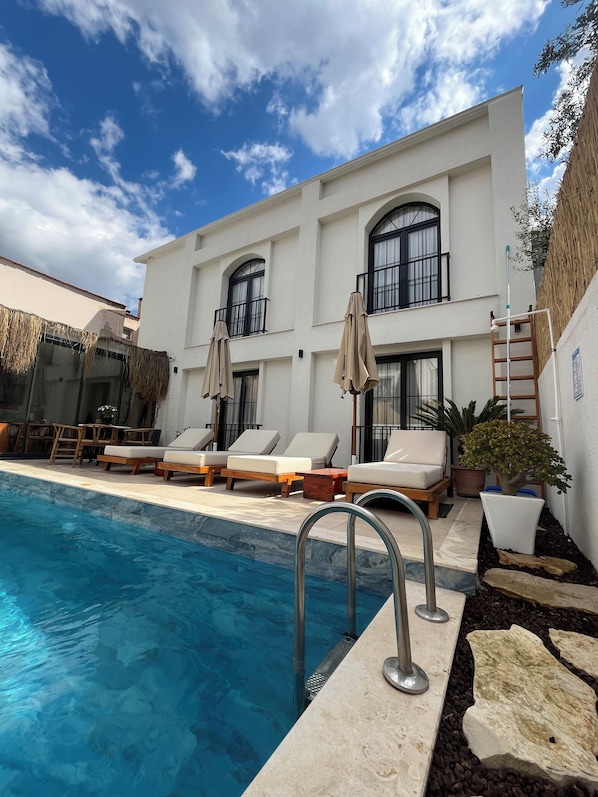 Utendørsbasseng, bassengtelt (inkludert) og bassengparasoller