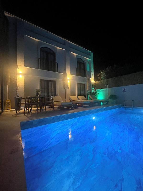Piscina a l'aire lliure (horari: 08:00-20:00) i cabanes gratuïtes