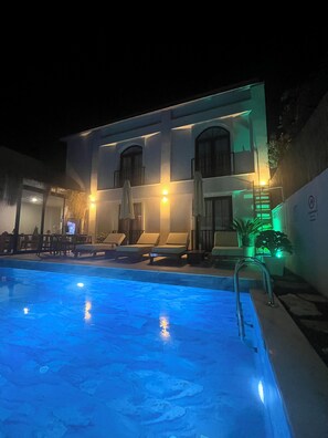 室外游泳池，開放時間為 08:00 至 20:00，提供免費遮陽小屋和泳池遮陽傘