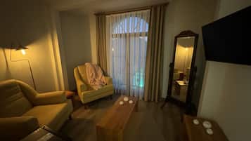 Deluxe Room, Pool View | Living area | 32-inch Smart TV with satellite channels