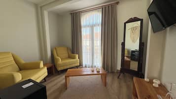 Deluxe Room, Pool View | Living area