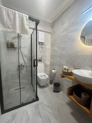 Basic Room | Bathroom | Shower, hair dryer, slippers, towels