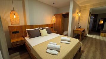 Habitación Deluxe, vista a la alberca | Artículos del minibar gratis y caja de seguridad en la habitación